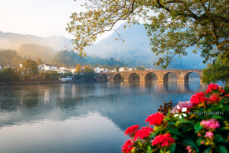 安徽休宁登封桥的早晨图片素材