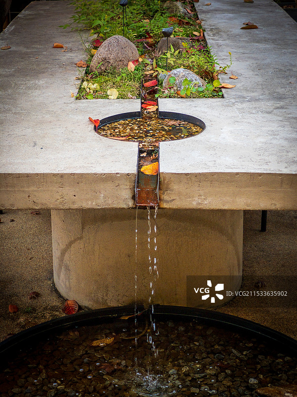 简约现代户外水景设计石子小径与流水图片素材