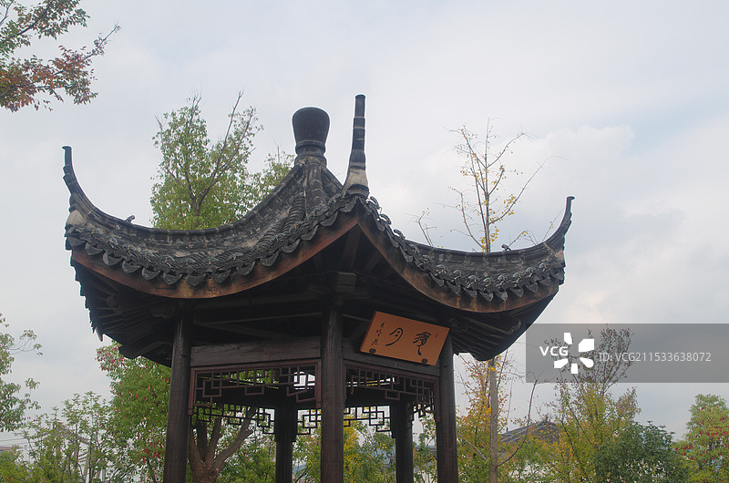 杭州丁兰智慧小镇桃花湖公园揽月亭图片素材