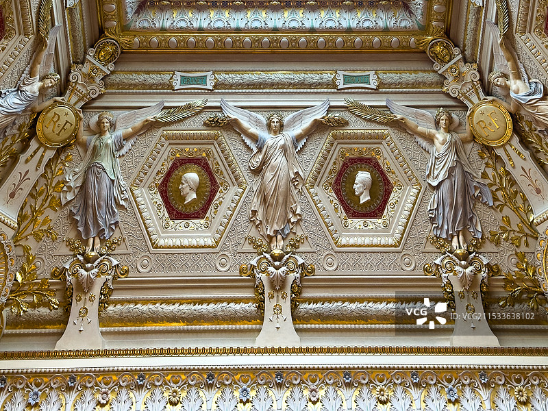 法国巴黎卢浮宫室内雕塑图片素材