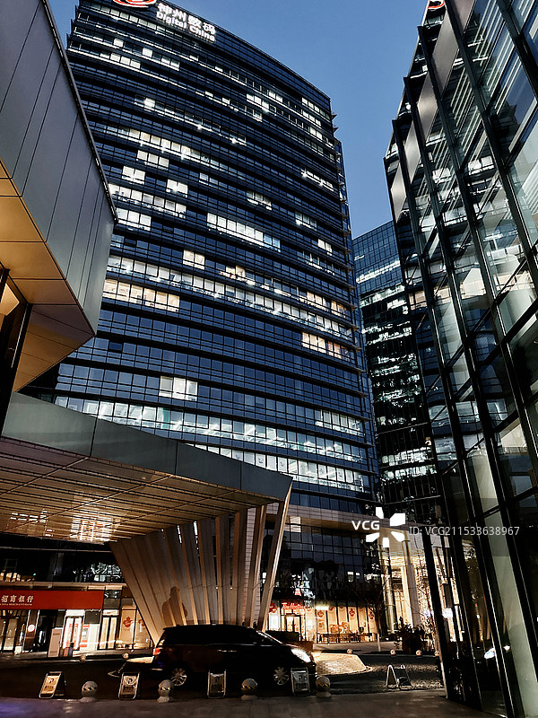 现代建筑在晴空下的低角度透视图片素材