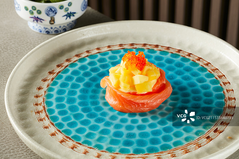 芒果三文鱼花寿司图片素材