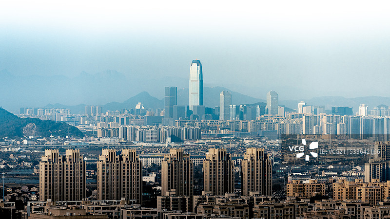 建设中的台州市区与远处的台州CBD天盛中心图片素材