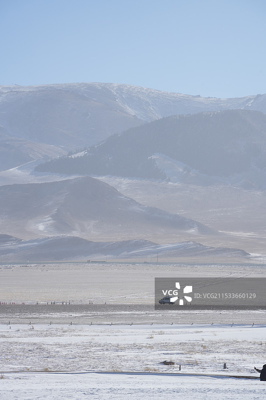 赛里木湖高山平原公路车图片素材