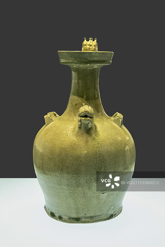 河北博物院（河北省博物馆）“名窑名瓷”展：青釉龙柄鸡首壶（北朝，赞皇西高村赵郡李氏家族墓出土）图片素材
