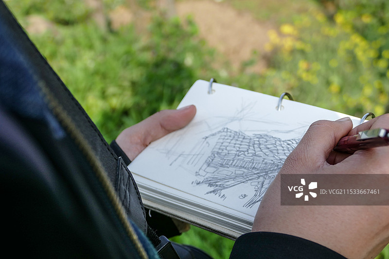 美术生在户外速写画画特写，画家正在速写素描图片素材