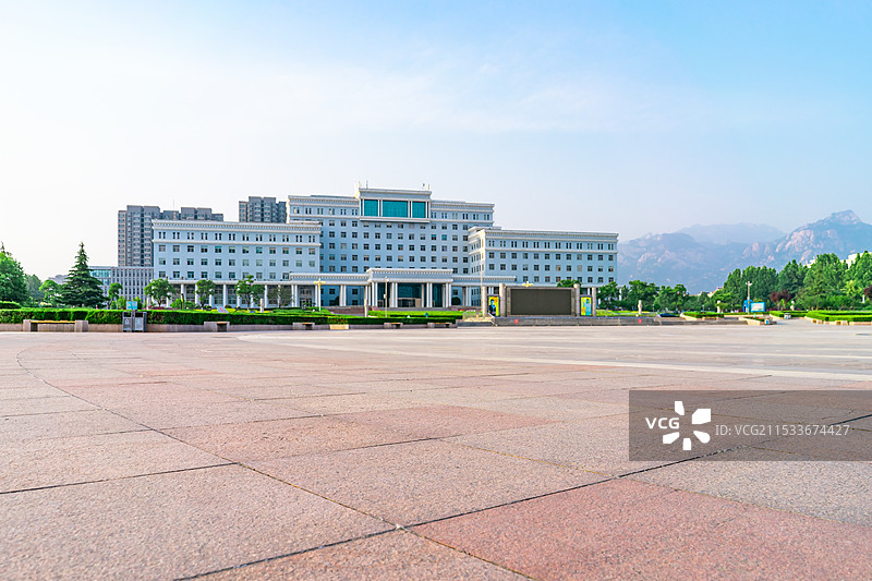 中国城市现代建筑拍摄主题，山东省泰安市岱岳区人民政府岱岳文化广场，宏伟的建筑外部和宽阔的广场全景图图片素材