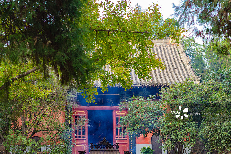 河南省洛阳白马寺的接引殿前香火旺盛图片素材