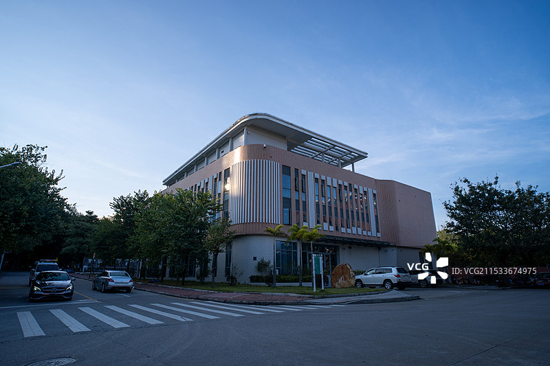 晴朗白天下的现代城市建筑图片素材