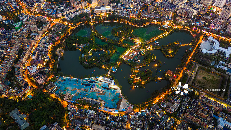 昆明翠湖双塔古今同框图片素材