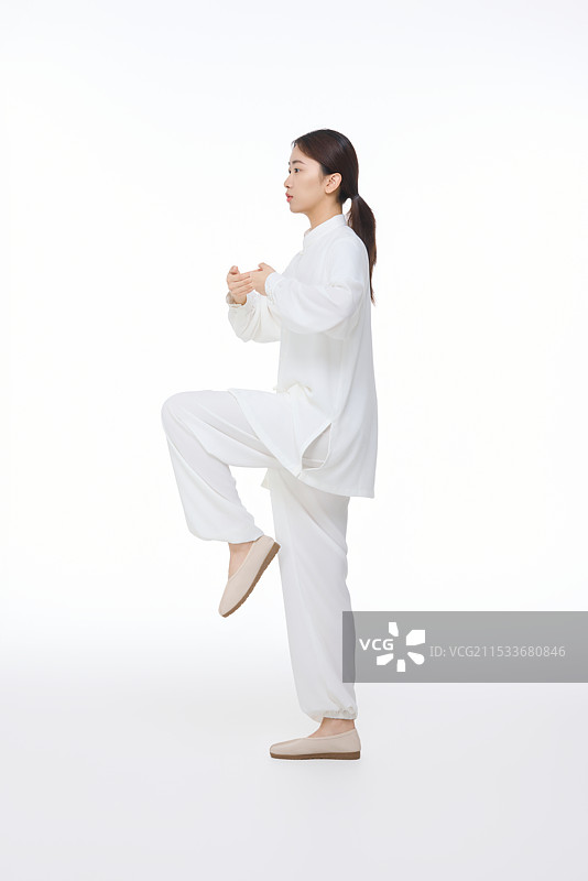 练习中国传统武术八段锦的年轻女子图片素材