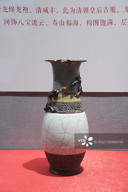 安阳博物馆藏清代哥釉贴花蟠螭纹瓷瓶图片素材