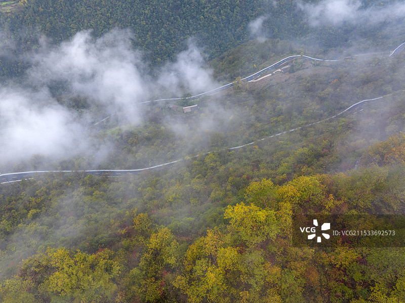 秋天山区山路道路交通森林云雾自然风光图片素材