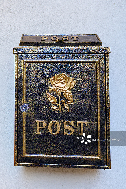 玫瑰图案装饰的复古黄铜邮箱图片素材