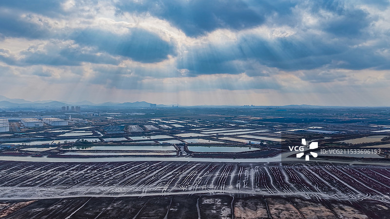 深秋的青岛洋河入海口，碱蓬草如烈焰般铺展，海滩映衬着碧波荡漾，水鸟在这里栖息，形成了这幅海岸画卷。图片素材