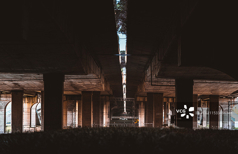 成都三环路高架桥桥墩一线天图片素材