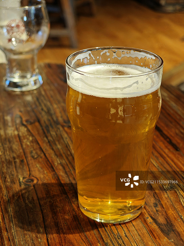 桌上啤酒特写图片素材