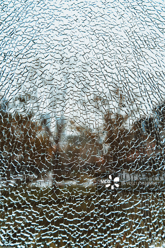 破碎玻璃下的公园城市图片素材