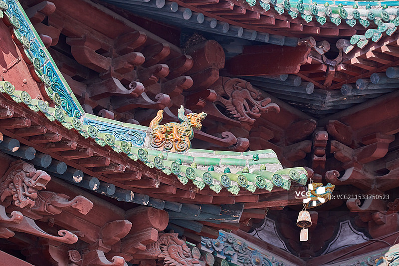 山西省晋中市介休市祆神楼斗拱琉璃脊兽图片素材