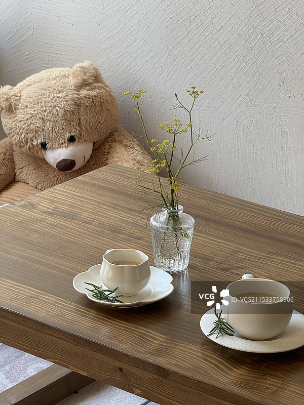 桌上咖啡杯的高角度视图图片素材