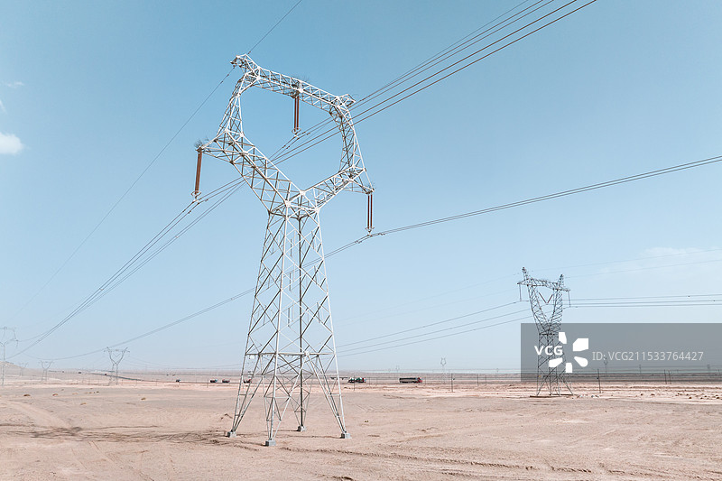 青海柴达木盆地海西茫崖电力输送网络输电塔图片素材