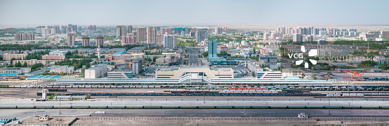 青海格尔木青藏铁路火车站城市天际线航拍风光图片素材