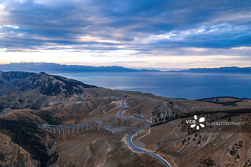 清晨赛里木湖高空视角航拍图片素材