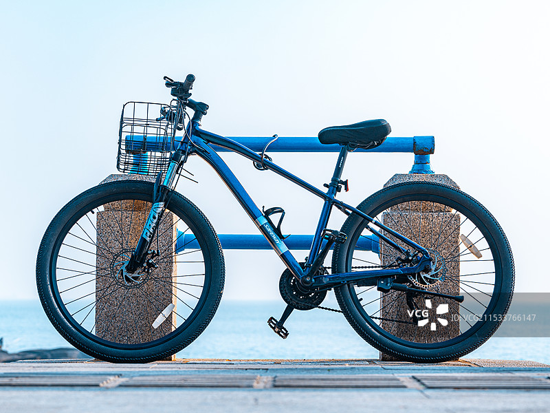 晴空下的自行车特写镜头图片素材