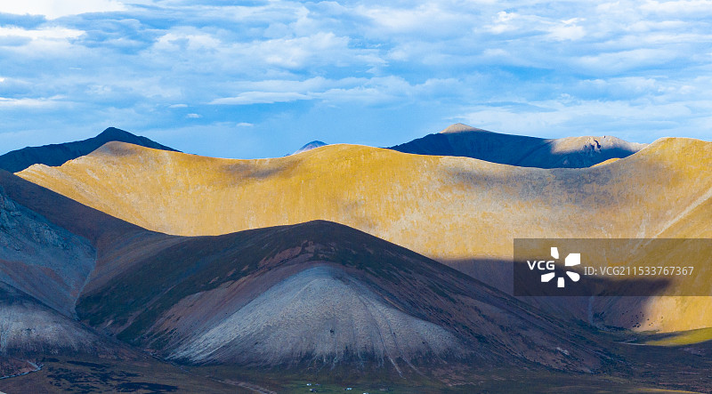 昌都市洛隆县G349磨破拉山口拍摄丹霞山图片素材