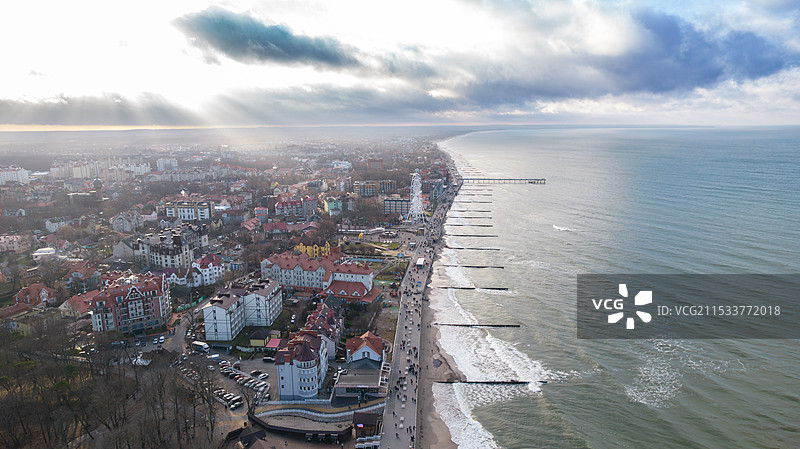 冬日宁静：空中俯瞰波罗的海边的泽列诺格拉茨克图片素材