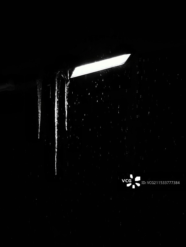 路灯与冰锥图片素材