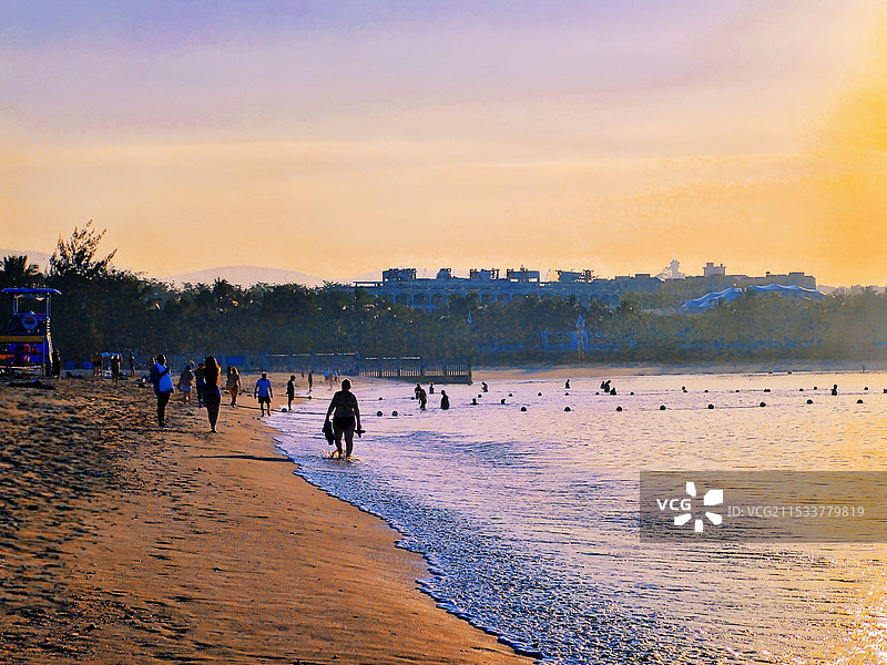 日落时海水里游泳的人们图片素材