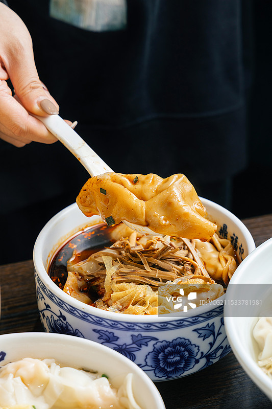 馄饨大馄饨面食面粉上海美食上海特产本帮小吃手工馄饨刀鱼馄饨烟图片素材