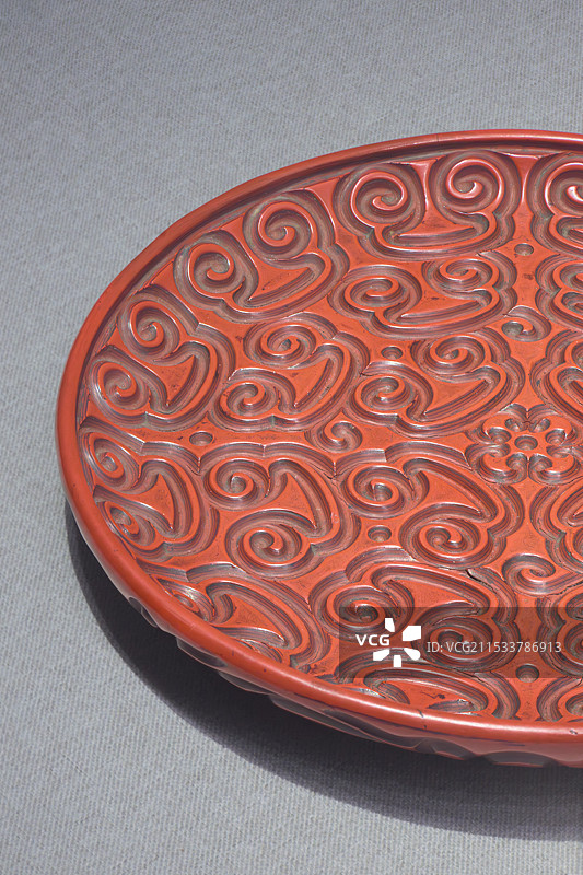 国家一级文物，明代早期漆器，剔犀如意云纹盘，香港爱国企业家曹其镛夫妇捐赠，浙江省博物馆之江馆区收藏图片素材