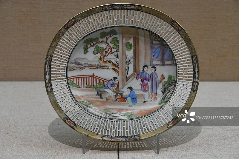 广彩镂空描金人物故事图碟清·乾隆（1736-1795）图片素材