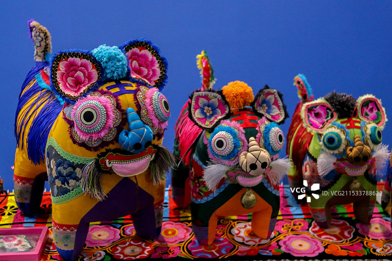 中国非遗博览会上展示的羌族刺绣布老虎图片素材