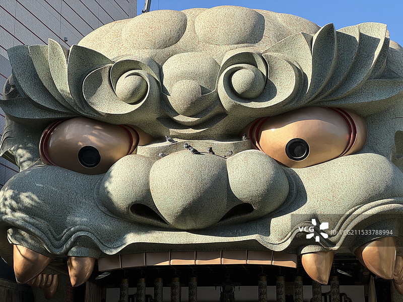 日本大阪难波八阪神社狮子造型的主殿建筑特写图片素材