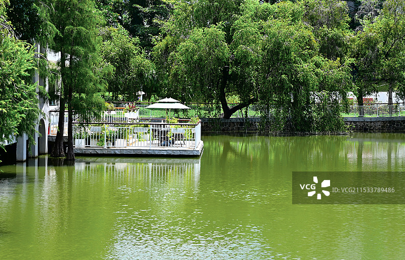 湖边静谧的休闲空间图片素材