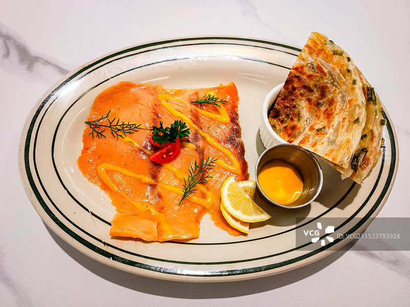 西餐烟熏三文鱼和酥饼图片素材