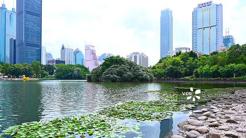 现代都市与自然景观的完美融合图片素材