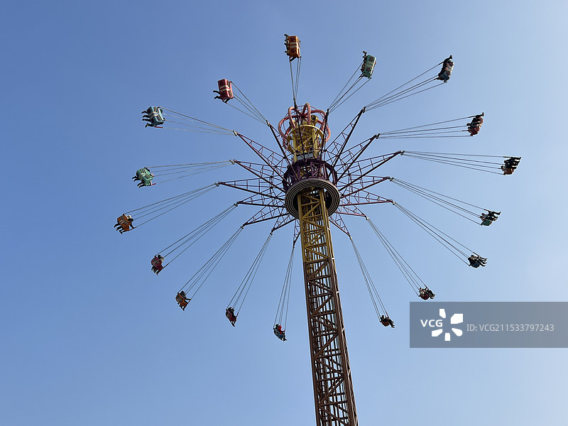蓝天下摩天轮的低角度视图图片素材