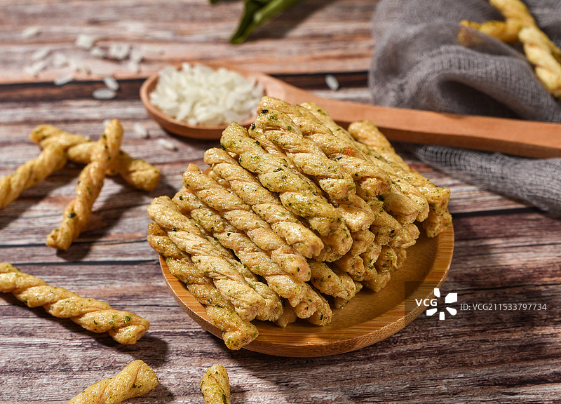 桌子上满满一盘麻花图片素材