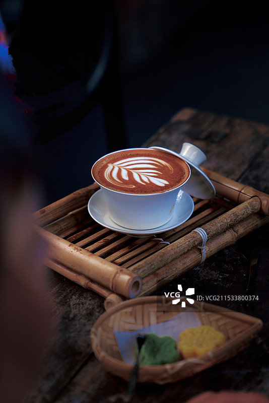 桌上咖啡的高角度视图图片素材