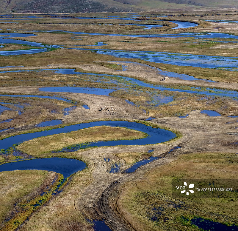 秋天的彩带河图片素材
