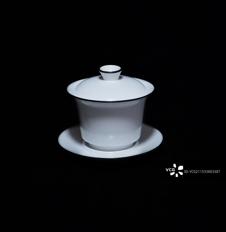 黑色背景下的茶杯特写镜头图片素材