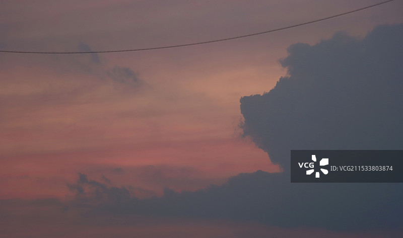 日落时戏剧性天空的低角度视图图片素材