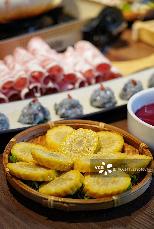 桌上盘子里食物的特写镜头图片素材