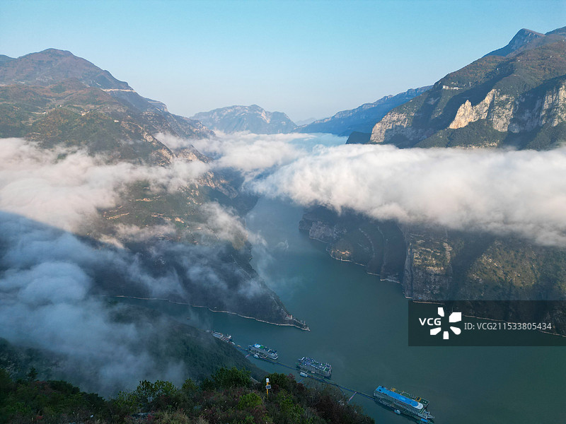 长江三峡重庆巫山神女峰白云缭绕图片素材