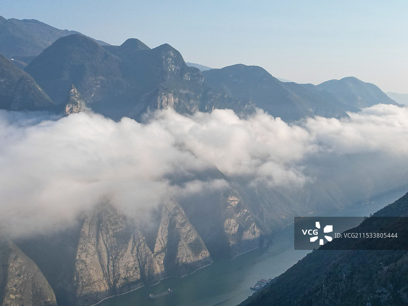 长江三峡重庆巫山神女峰白云缭绕图片素材