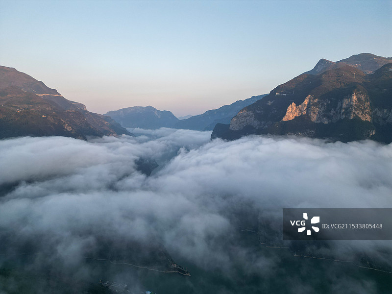 长江三峡重庆巫山神女峰白云缭绕图片素材